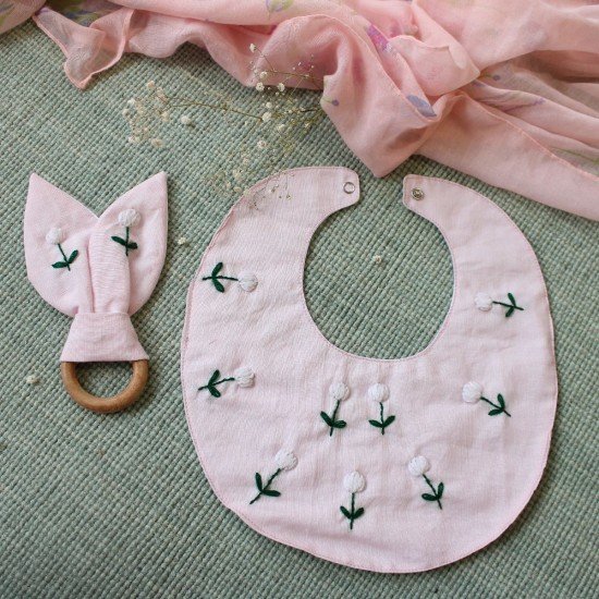 Daisy Embroidery bib